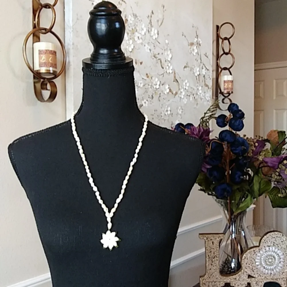 Seashell Stament Necklace With Floral Shells Pendant